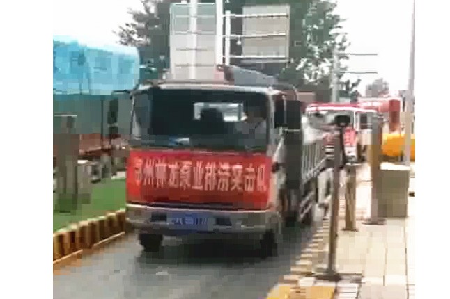 我公司新組織的搶險排澇設(shè)備及人員，出發(fā)馳援焦作災區(qū)，兄弟們辛苦了，加油！