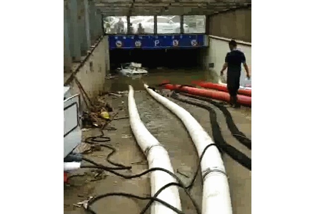 二環(huán)支路沙口路，山東消防兩臺，我們?nèi)_潛水泵同時運行，一切正常了